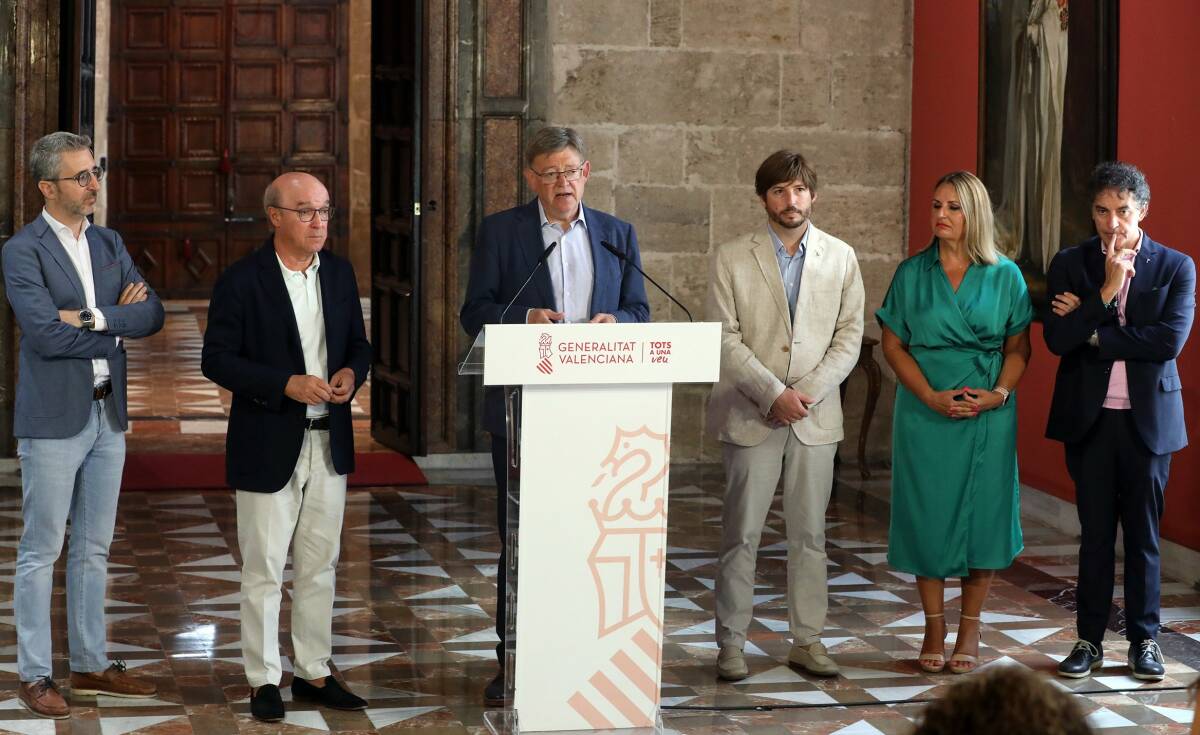 Puig, Arcadi España y Colomer junto a representantes de Hosbec. Foto: GVA