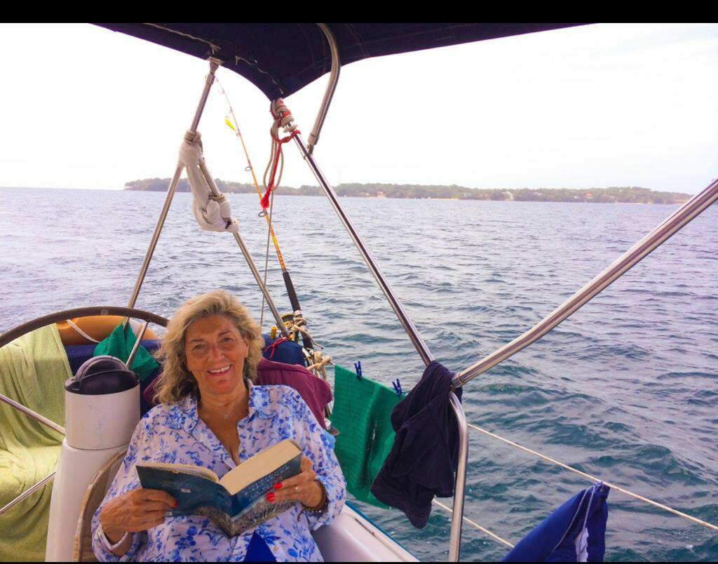Presen Rodríguez disfrutando de su pasión por la lectura en el mar de Panamá