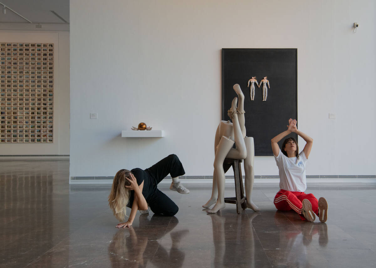 Inka Romaní y Julia Zac bailando en la exposición de Carmen Calvo (Foto: ARIADNA GARCÍA)