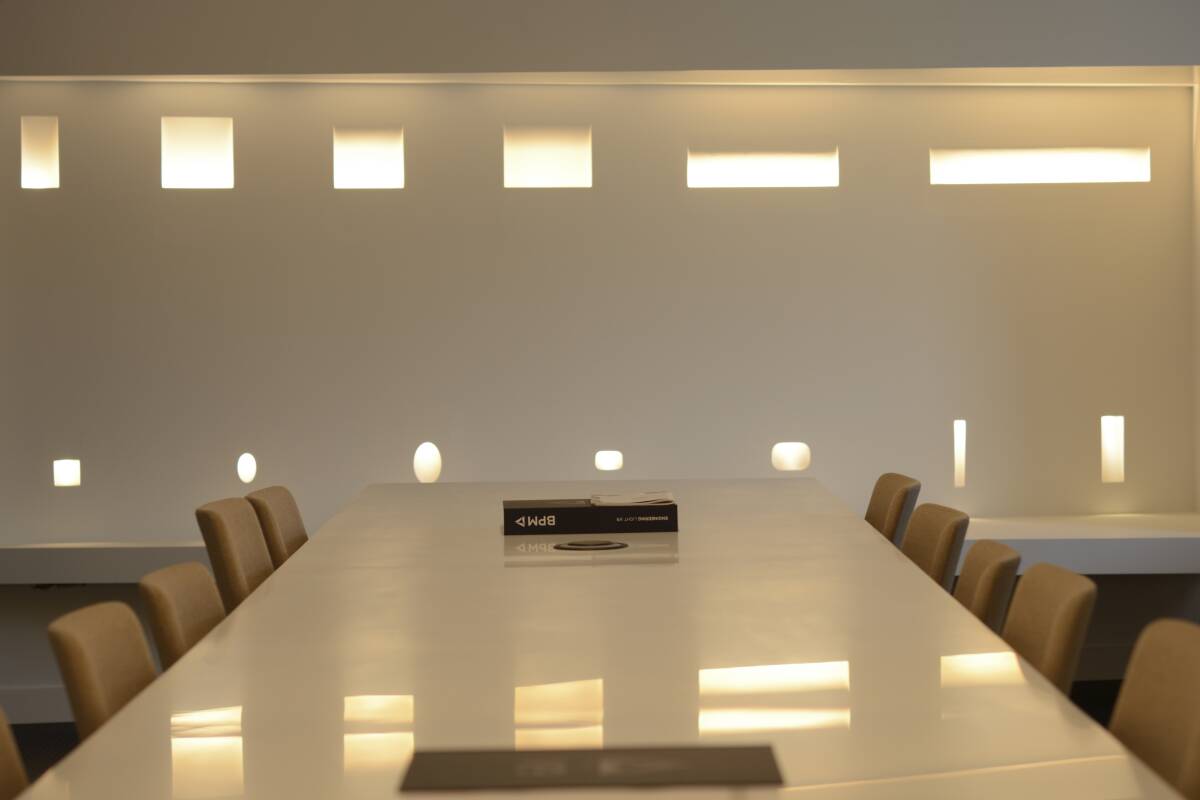 Sala de juntas de BPM Lighting, donde se aprecian las luminarias empotradas en la construcción.