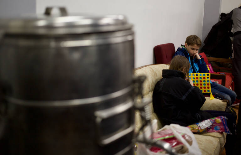 Dos niños ucranianos, refugiados en la sede de una fundación. Foto: CÉZARO DE LUZA/EP