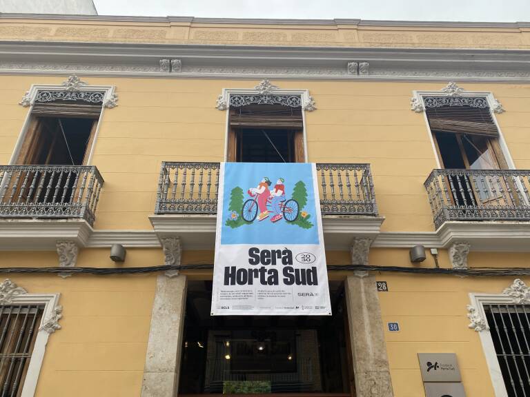 Ilustración de la campaña colgada en la fachada del Museu Comarcal en Torrent. Foto: VP