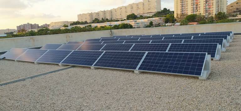 Paneles solares en dependencias municipales de Alicante en modalidad sin excedentes. Foto: AYUNTAMIENTO DE ALICANTE