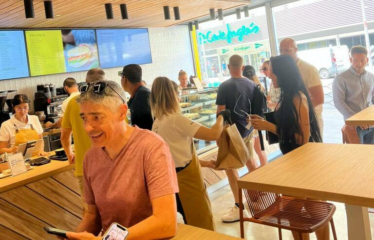 Clientes en la cafetería Vanadi de Maisonnave en Alicante, en una imagen de archivo. Foto: AP
