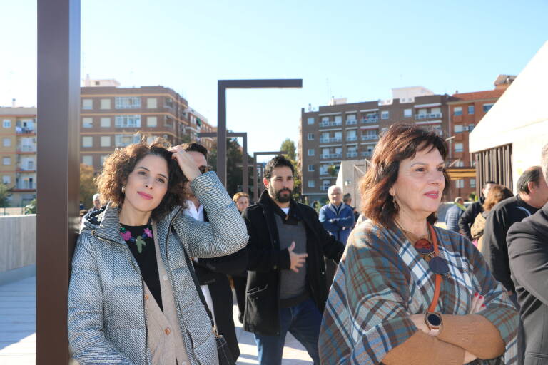 La alcaldesa de Quart de Poblet, Carmen Martínez, y la concejal de Cultura, Cristina Mora, durante la apertura. Foto: Ajuntament de Quart de Poblet