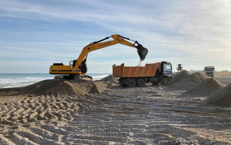 Trabajos de extracción de grava y arena en la Almardà. Foto: A.V. playas Almardà, Corinto y Malvarrosa.
