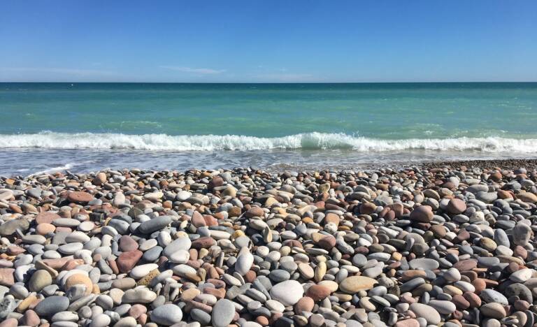 Las arena desaparece y las piedras cada vez son más. Foto: A.V. playas Almardà, Corinto y Malvarrosa 
