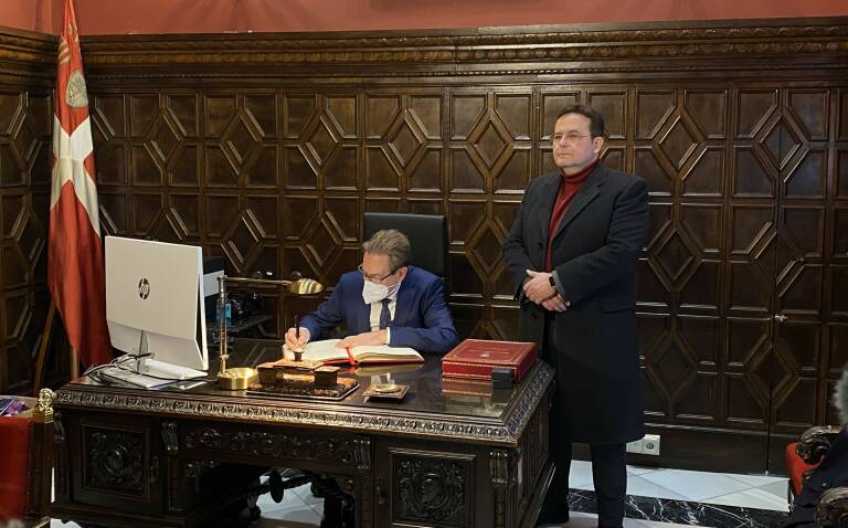 Miguel Mínguez ha firmado el Libro de Oro de la localidad. Foto: VP