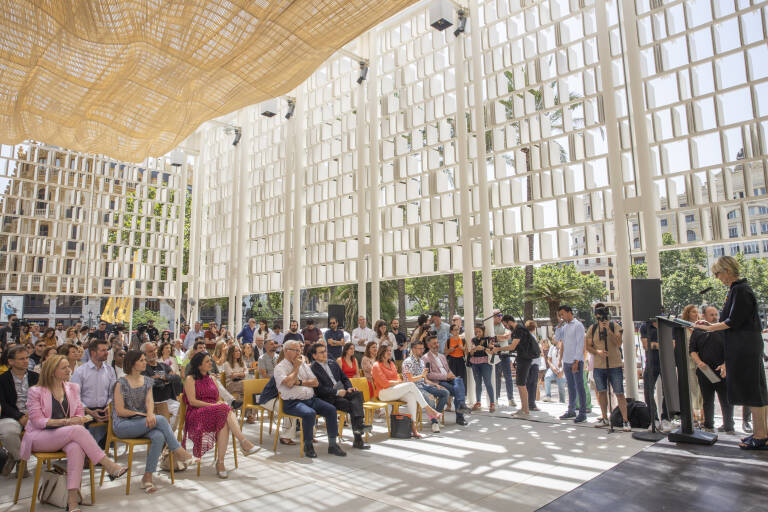 Inauguración del pabellón del diseño de la plaza del Ayuntamiento (Foto: EVA MÁÑEZ))