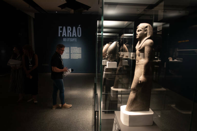 Un visitante en 'Faraón. Rey de Egipto' (Foto: KIKE TABERNER)
