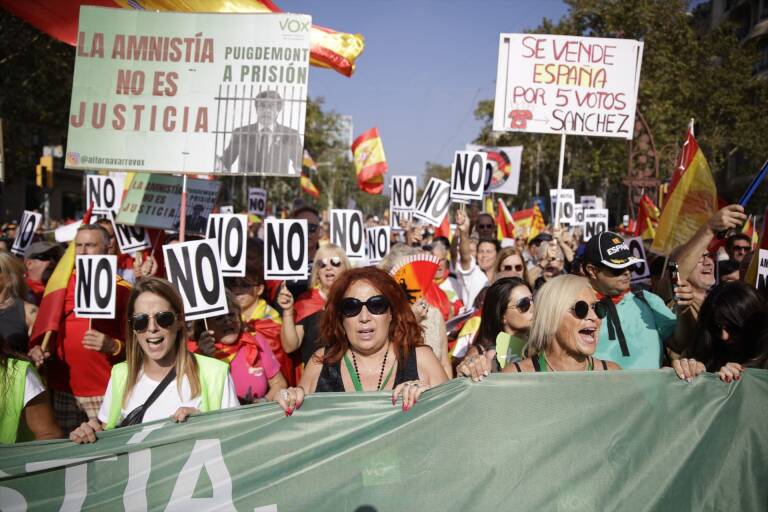 Personas protestan durante una manifestación de SCC contra la amnistía, a 8 de octubre. Foto: KIKE RINCÓN/EP