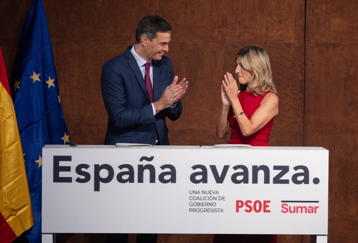 Pedro Sánchez y Yolanda Díaz, tras firmar el acuerdo entre PSOE y Sumar este jueves. Foto: EP/Eduardo Parra