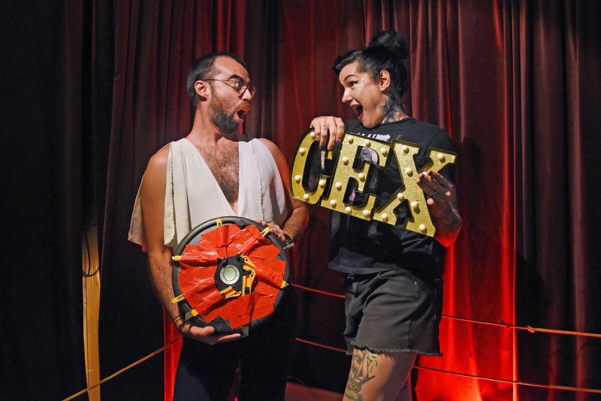 Adriwiki y Alexandra posan con el Roomba armado (Foto: DANIEL GARCÍA-SALA)