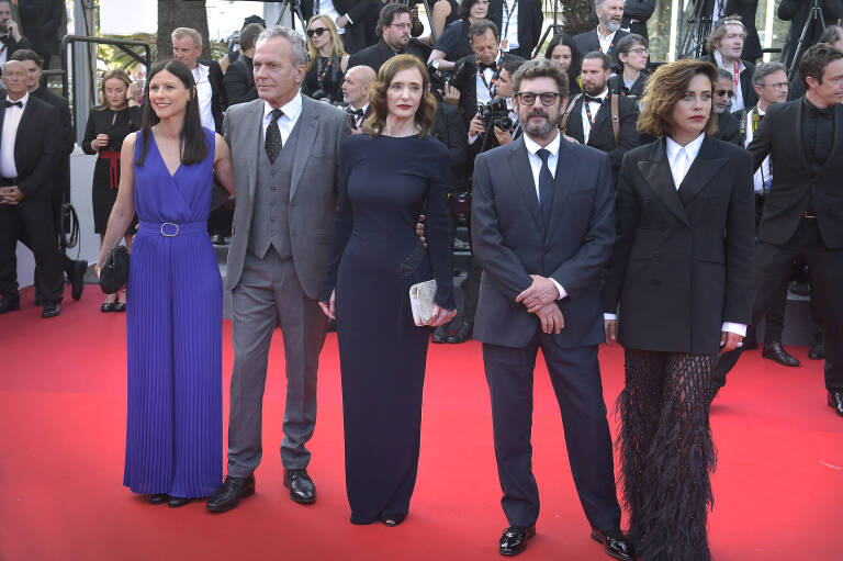 (I-D) Helena Miquel, José Coronado, Ana Torrent, Manolo Solo, y María León, posan en la alfombra roja de la película ‘Cerrar los ojos’, en el Festival de Cine de Cannes. Foto: EUROPA PRESS