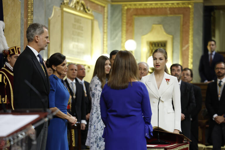  La princesa Leonor (d) jura la Constitución ante la presidenta del Congreso. Foto: EFE/CHEMA MOYA