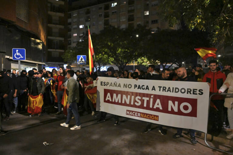 Protesta por la amnistía y ligeros incidentes ante la sede del PSPV en Castelló. Foto: CARLOS PASCUAL