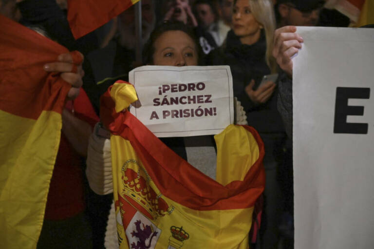Protesta por la amnistía y ligeros incidentes ante la sede del PSPV en Castelló. Foto: CARLOS PASCUAL