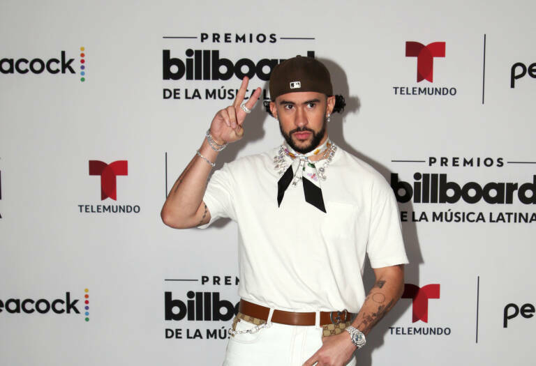 Bad Bunny en la catifa dels Premios Billboard de la Música Latina. Foto: EFE/MARLON PACHECO