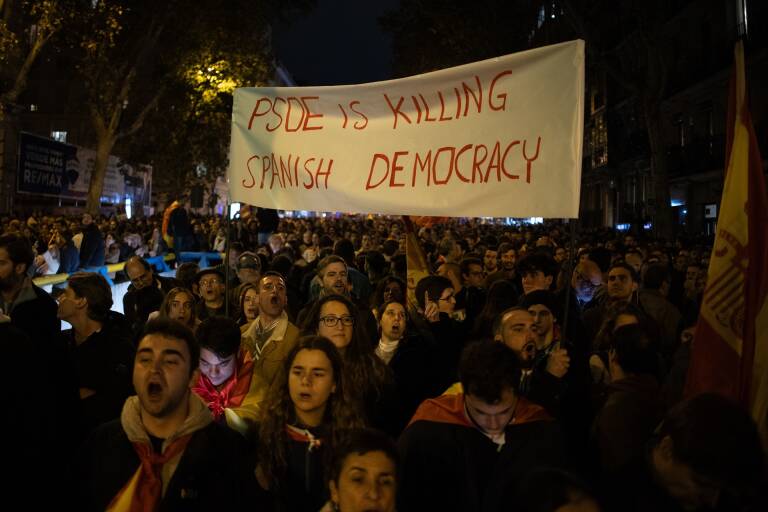 Personas protestan en la calle Ferraz, después de conocerse el pacto. Foto: ALEJANDRO MARTÍNEZ VÉLEZ/EP