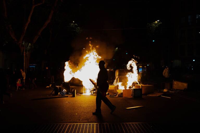 Una hoguera durante una protesta en la calle Ferraz, tras el pacto. Foto: MATIAS CHIOFALO/EP