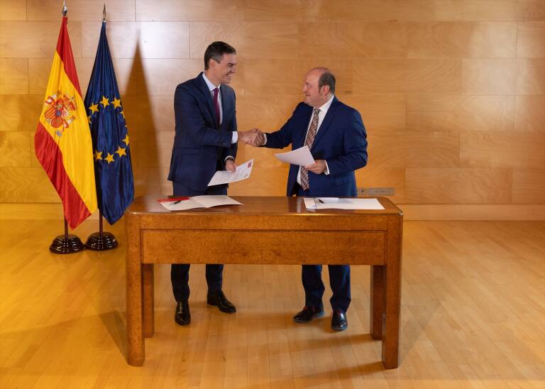 Firma del acuerdo para la investidura entre PSOE y PNV. Foto: E.PARRA/EP