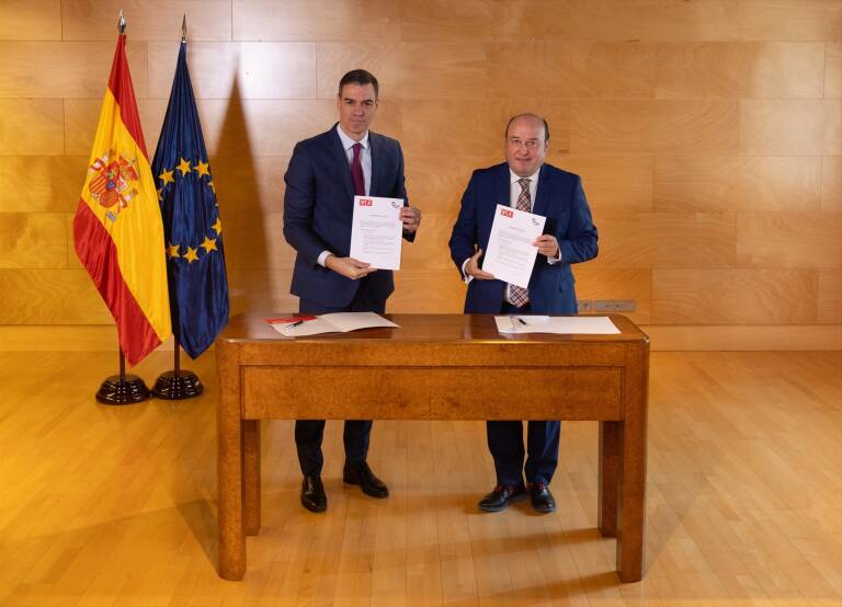 Firma del acuerdo para la investidura entre PSOE y PNV. Foto: E.PARRA/EP
