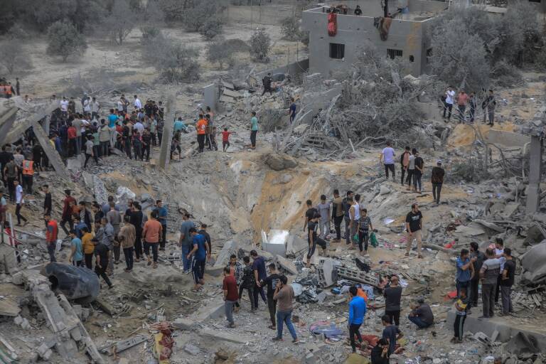 Palestinos inspeccionan los escombros de un edificio destruido tras un bombardeo israelí. Foto: MOHAMMED TALATENE/DPA