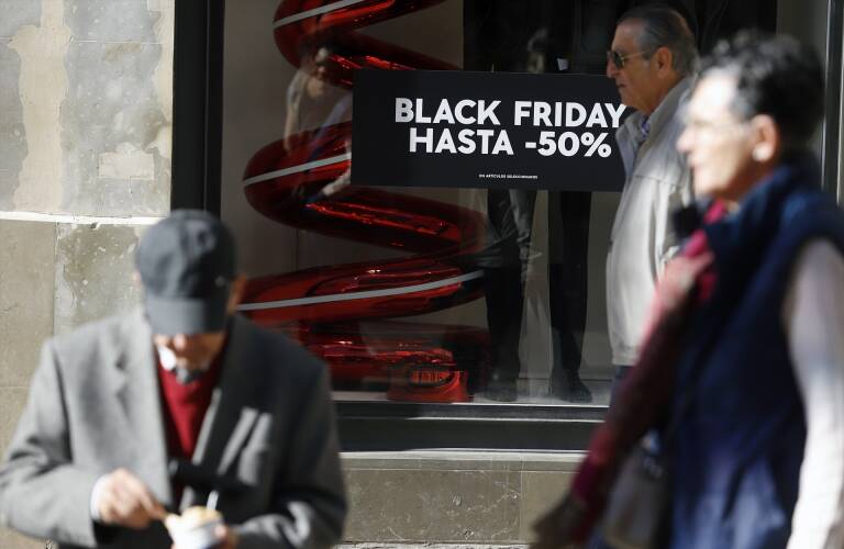 Gente aprovechando el 'Black Friday' para ir a hacer compras. Foto: ÁLEX ZEA/EP