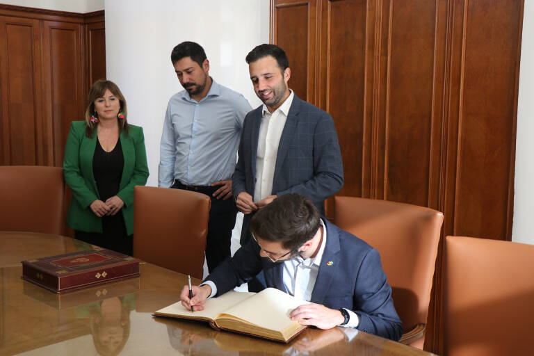 Roberto Rovira ha firmado en el libro de honor del municipio. Foto: Ajuntament de Sagunt