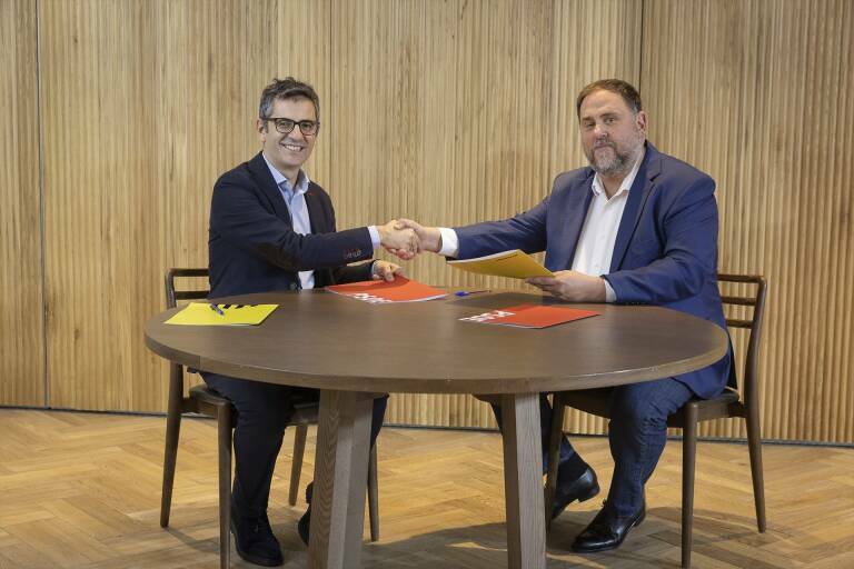 Félix Bolaños (PSOE) y Oriol Junqueras (ERC) en la firma del pacto. Foto: JORDI PLAY/EP