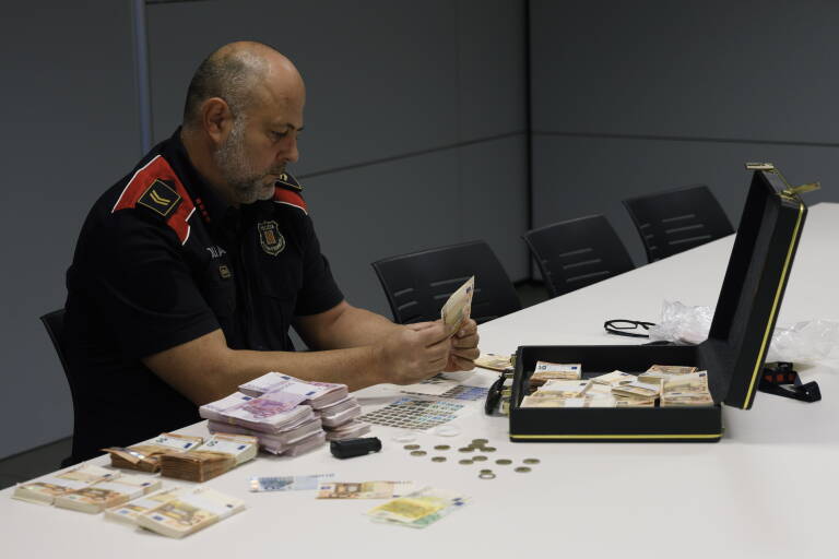 Timos: Operación Falacia o cómo colocar billetes falsos con un 'pase  mágico' y mucho teatro, España