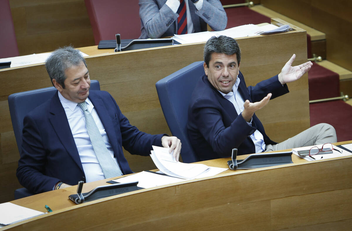El presidente de la Generalitat, Carlos Mazón, y el vicepresidente, Vicente Barrera. Foto: CORTS/JOSÉ CUÉLLAR