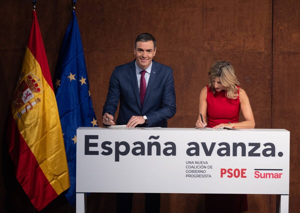 Pedro Sánchez y Yolanda Díaz firman el pacto PSOE-Sumar. Foto: EDUARDO PARRA/EP