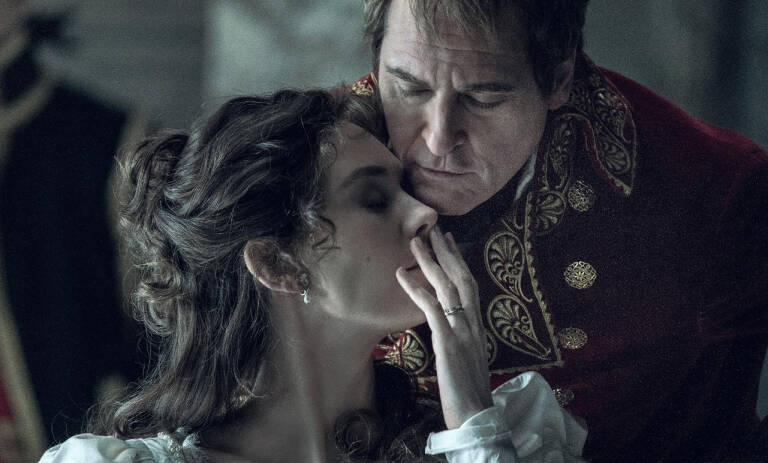 Napoleón junto a Josefina en la película, interpretada por Vanessa Kirby. Foto: IMDB