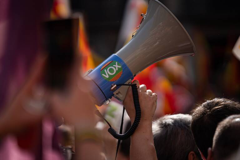 Un megáfono con el logo de Vox durante una manifestación. Foto: PAU VENTEO/EP