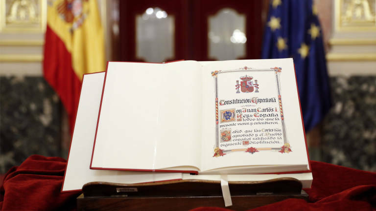 Imagen de archivo de una de las páginas del ejemplar de la Constitución Española. Foto: EFE/CHEMA MOYA