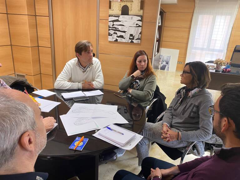 Reunión entre la gerente del departamento de la Ribera y el alcalde de Alzira