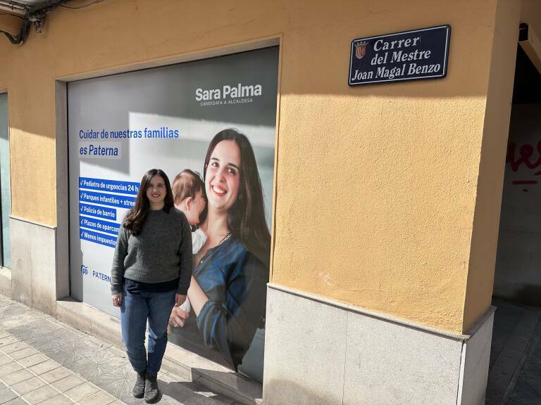 Sara Palma, delante de un cartel en el que reivindica mejoras sanitarias y en el que se la ve abrazada a su hijo de siete meses