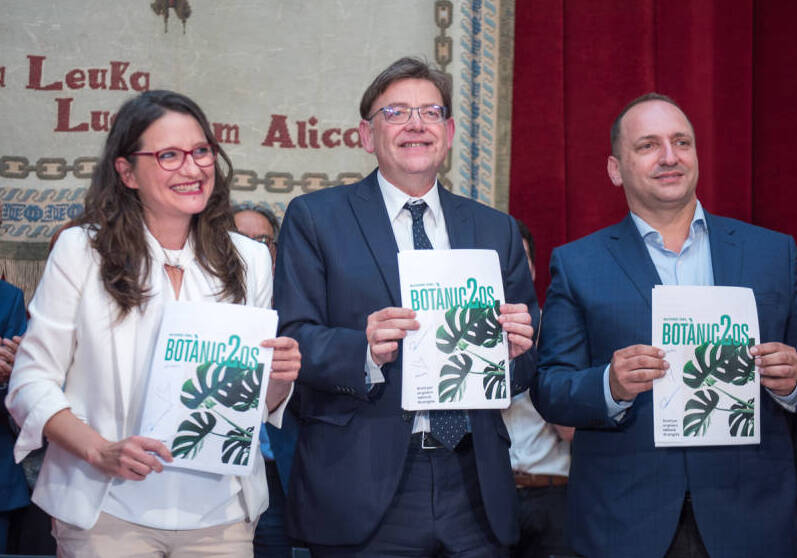 Oltra, Puig y Dalmau en la firma del Botànic II en 2019. Foto: RAFA MOLINA
