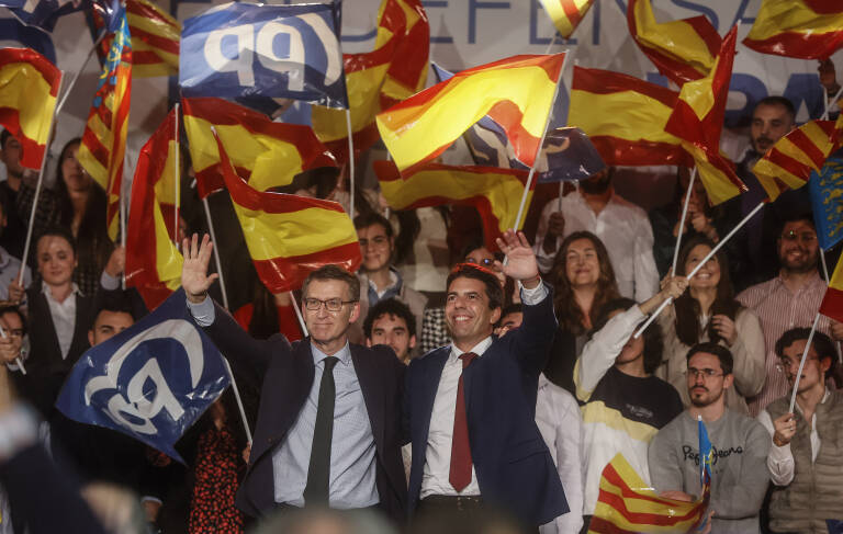 Alberto Núñez Feijóo (i) y el presidente del PP en la Comunidad Valenciana, Carlos Mazón. Foto: ROBER SOLSONA/EP