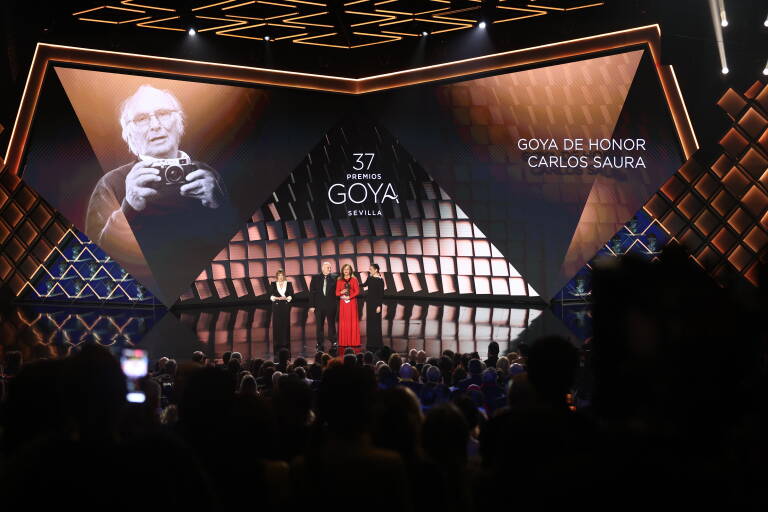 Momento de entrega del Goya de honor (Foto: EP)