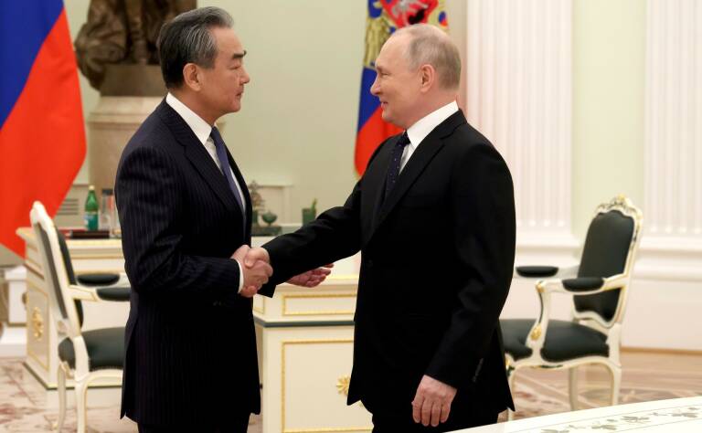 Wang Yi y Vladimir Putin. Foto: KREMLIN/DPA