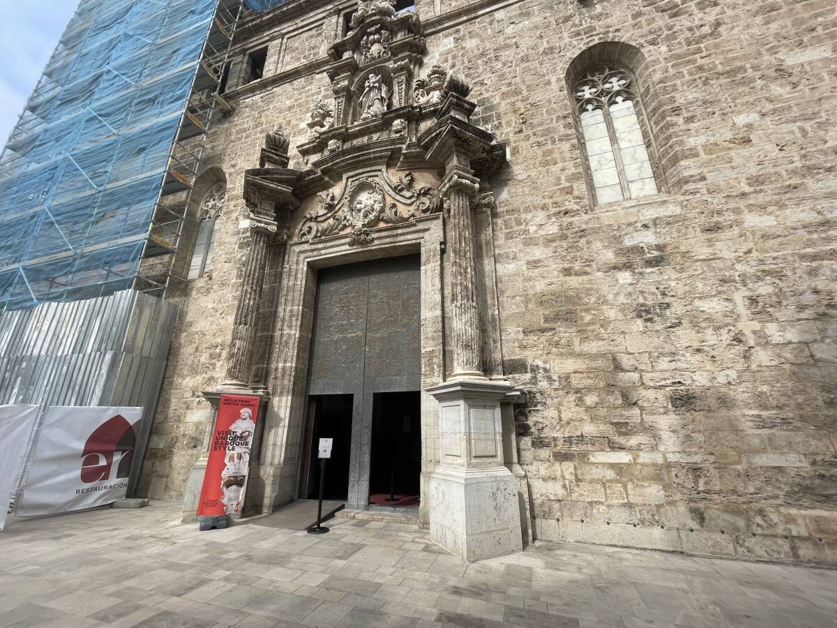 Puerta lateral de la Iglesia de los Santos Juanes
