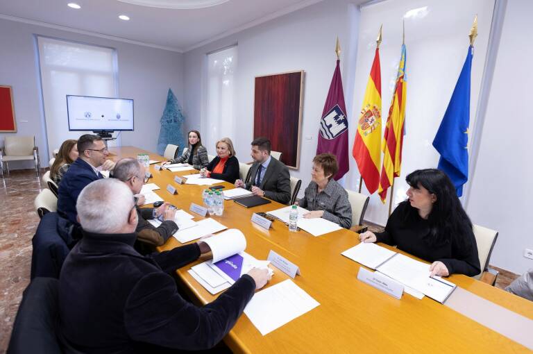 Reunión entre representantes de la UV y del Ayuntamiento de Gandia. Foto: ÀLEX OLTRA
