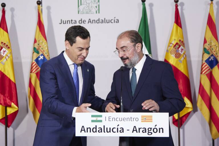 El presidente de la Junta de Andalucía, Juanma Moreno, (i) acompaña al presidente de Aragón, Javier Lambán (d). Foto: JOAQUÍN CORCHERO/EP