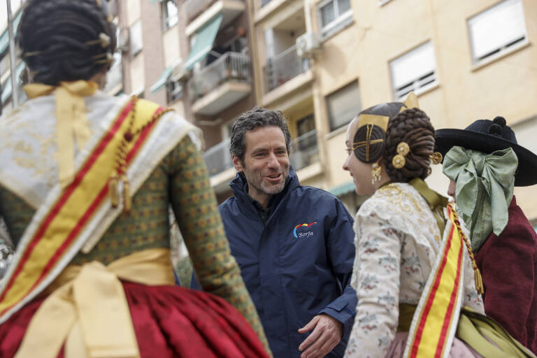 El vicesecretario de Cultura del PP, Borja Sémper, visita la Falla Gayano Lluch. Foto: EFE/KAI FORSTERLING