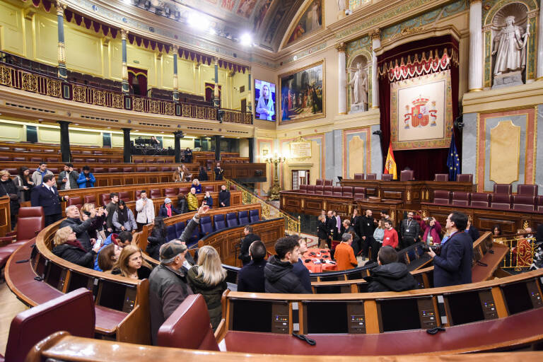 Un grupo de personas en el hemiciclo del Congreso de los Diputados. Foto: GUSTAVO VALIENTE/EP
