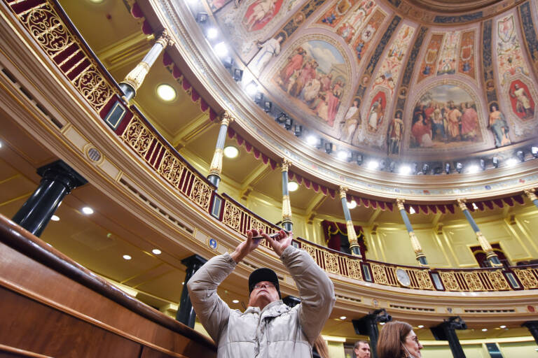 Un hombre fotografía el techo del hemiciclo del Congreso de los Diputados. Foto: GUSTAVO VALIENTE/EP