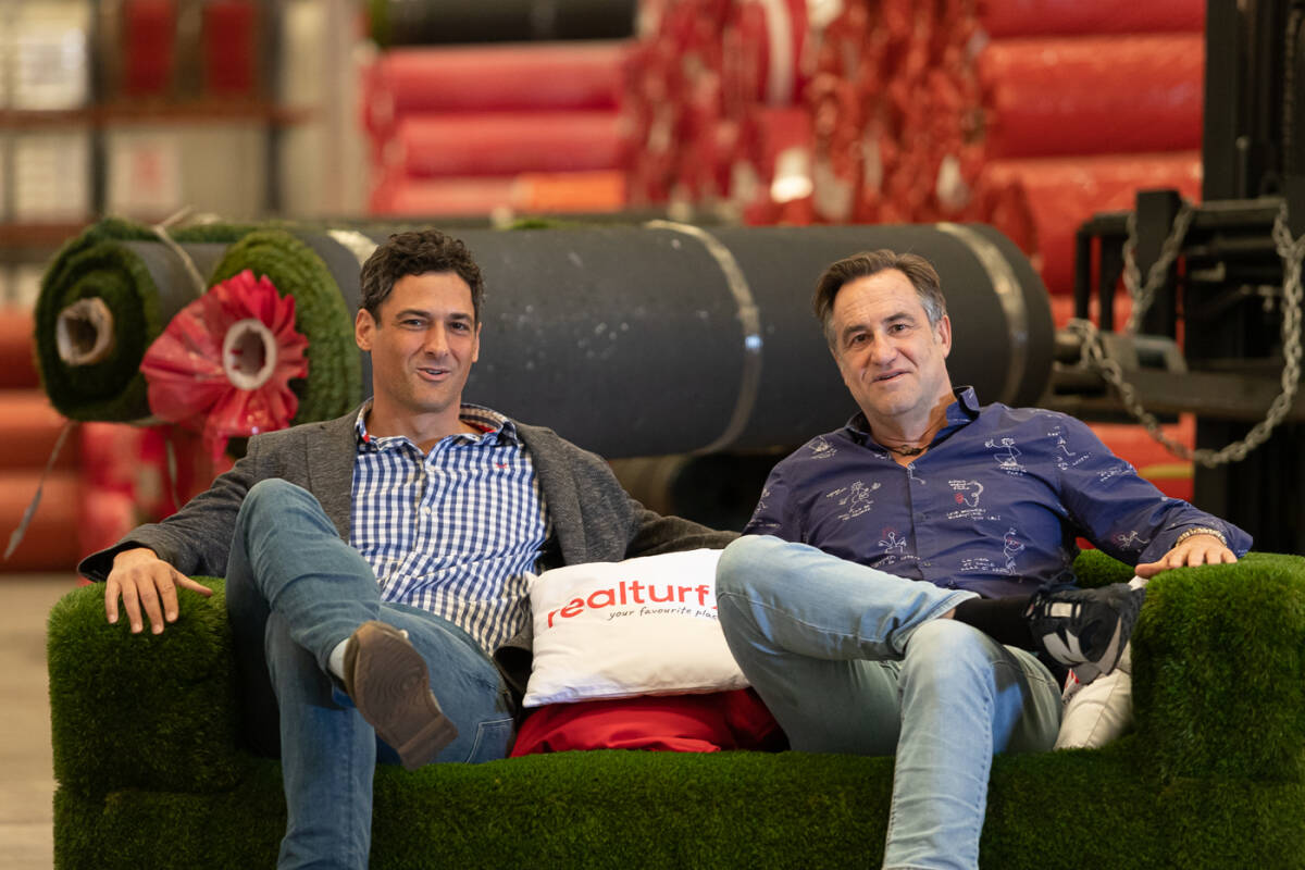 Candela y Rodríguez, sentados en un chester de césped artificial en la zona logística