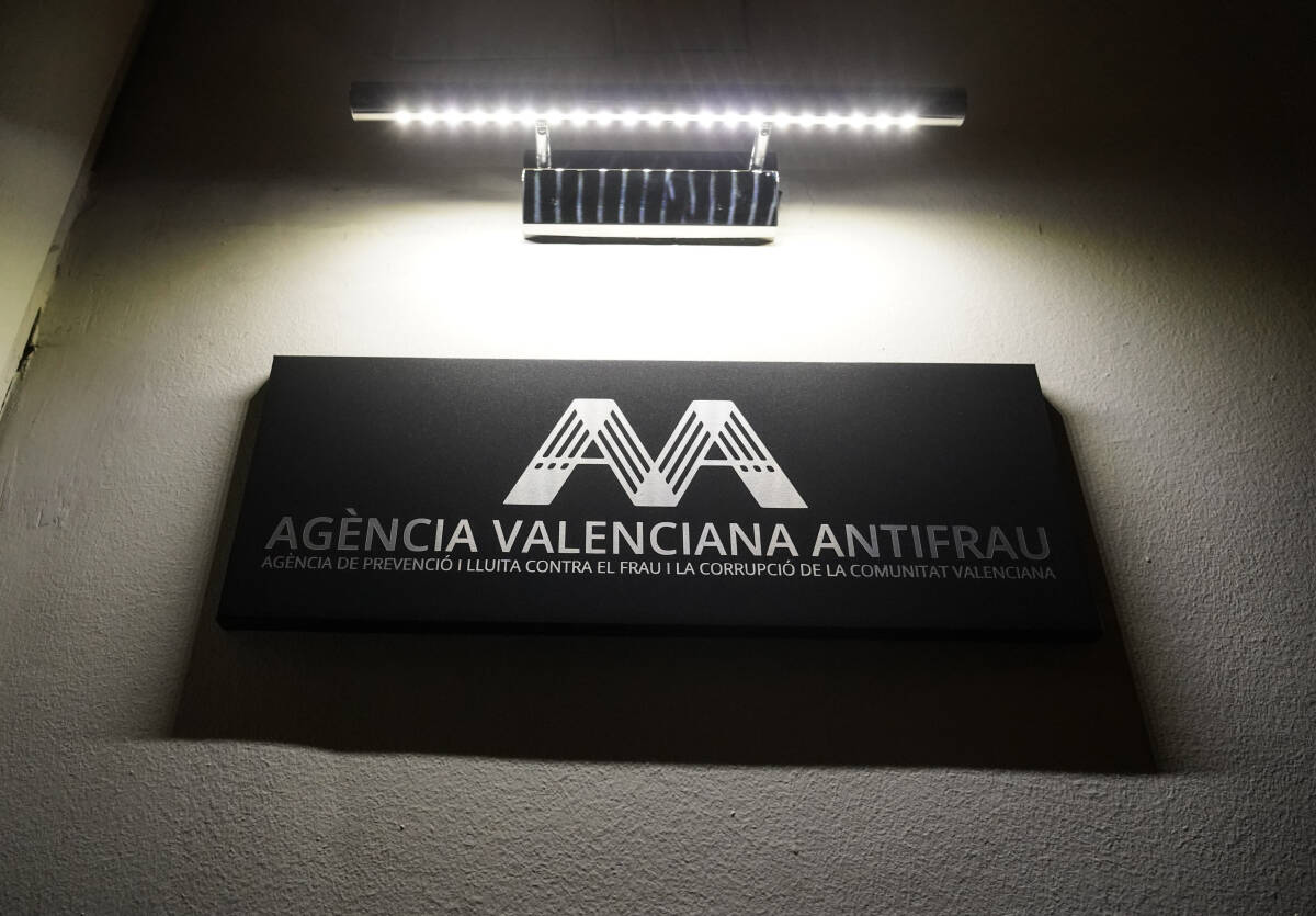 Cartel de la Agencia Valenciana Antifraude. Foto: EDUARDO MANZANA